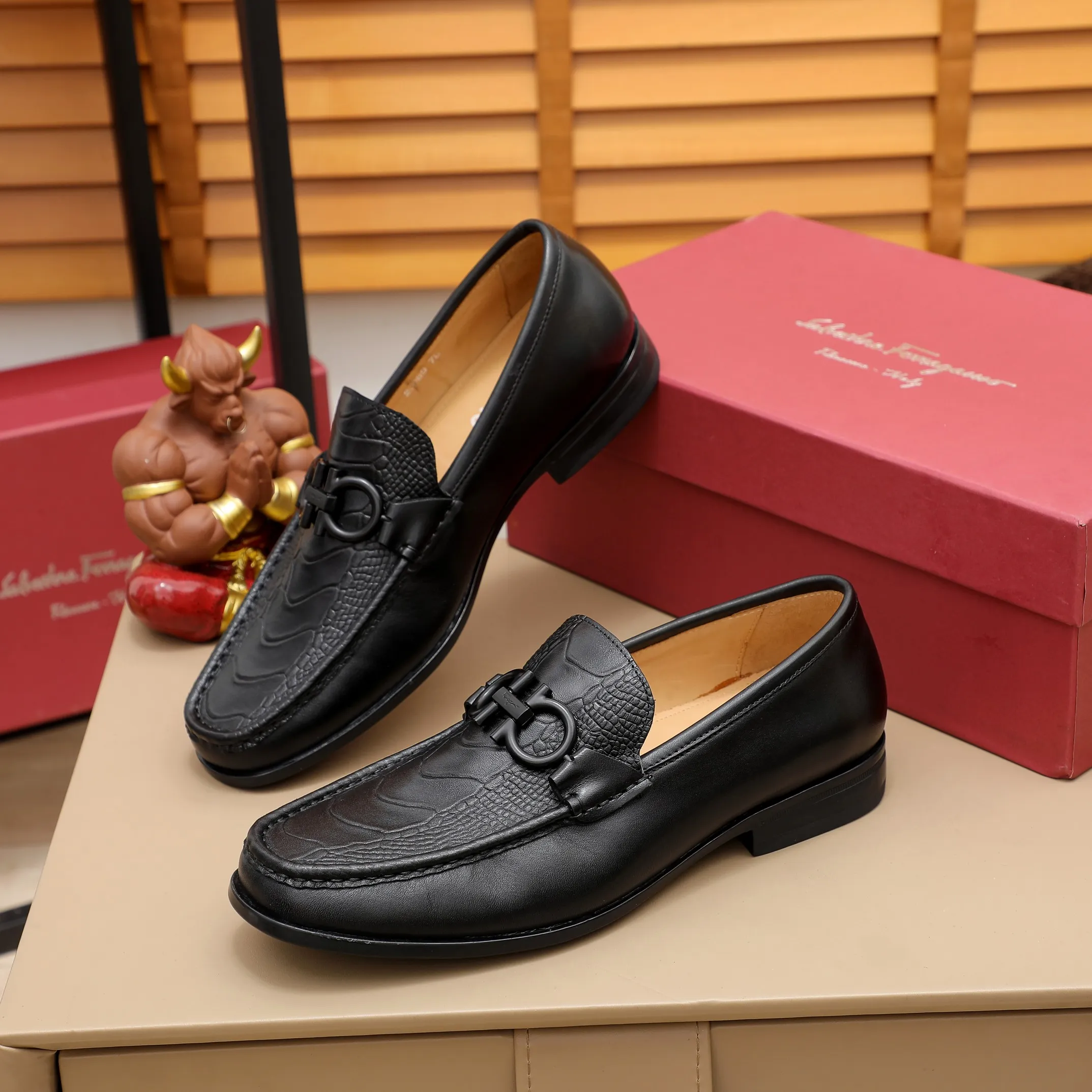 Men's shoes 💰540🕷🕷🐂【Ferragamo】Ferragamo Popular fashionable casual shoes🇨🇳Official website counter 1:1 production, original mold opening💯Good quality visible, imported high-end first-layer waxed calfskin, water-dyed🐂leather lining🌿very clear texture, high-quality waterproof, non-slip and wear-resistant outsole🎋high quality and low price, truly handmade🍓Black optional! Code number 38-45……